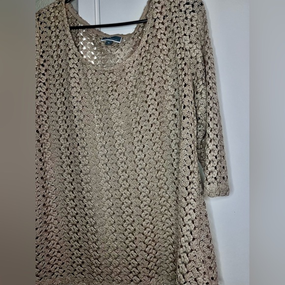 Woman’s beige sweater blouse. - Picture 3 of 11